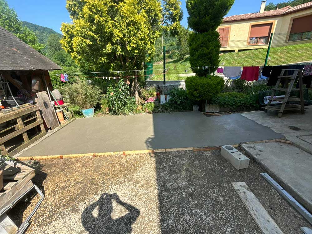 Dallage-extérieu--en-béton-désactivé Dallage extérieur en béton désactivé – terrasse Ariège